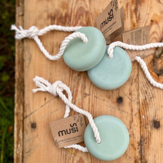 Citrusová kokoska – prírodné tuhé mydlo zo 100 % kokosového oleja s modrým ílom a citrusovou vôňou, so šnúrkou na zavesenie