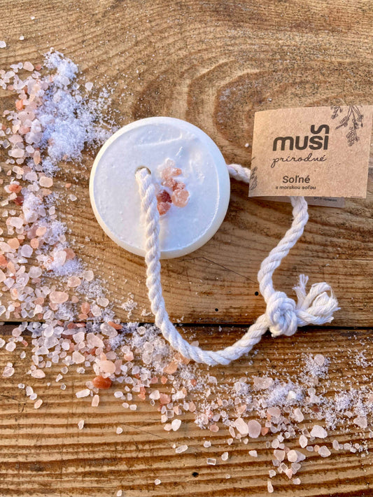 Soľné mydlo Muši s morskou soľou na šnúrke – ručne vyrobené, vhodné na problematickú pokožku, jemný píling, detox.