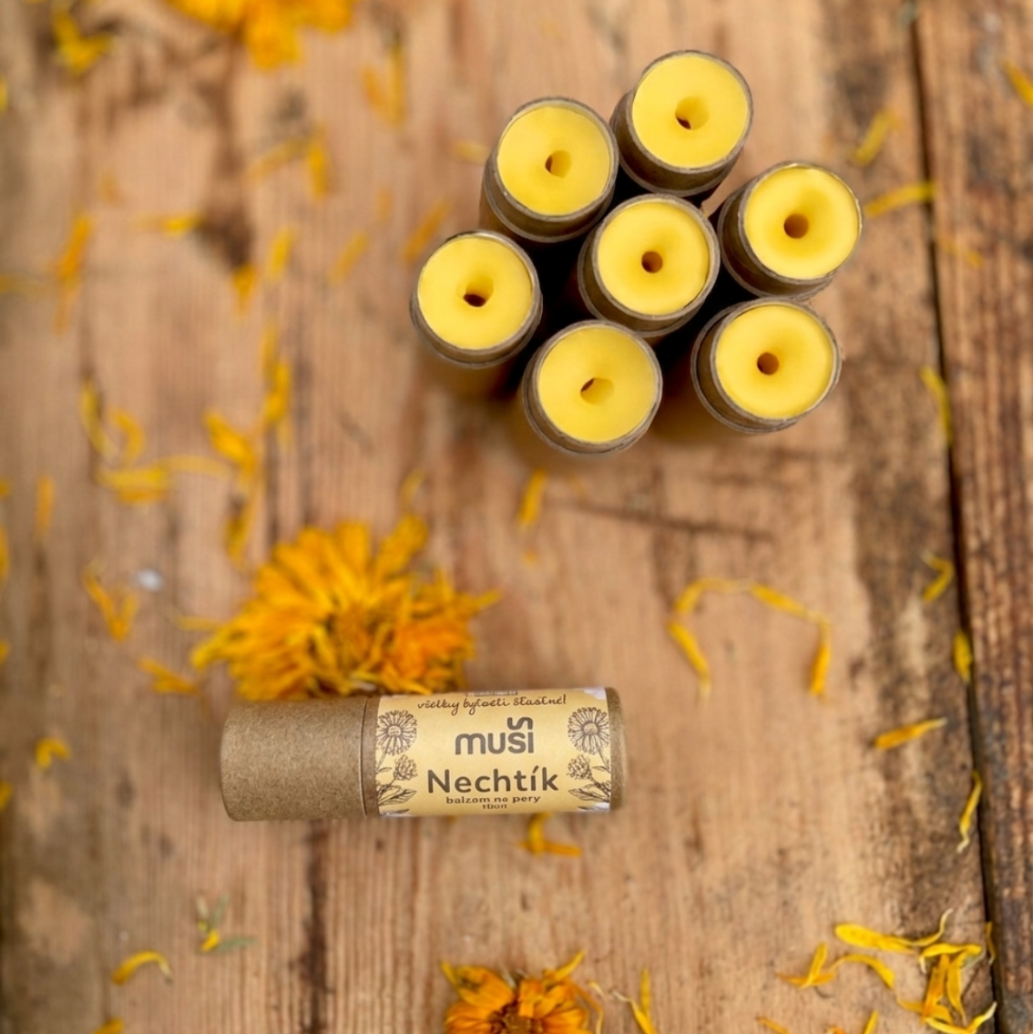 Prírodný nechtíkový balzam na pery Muši – ručne vyrobený, hojivý, na suché a popraskané pery
