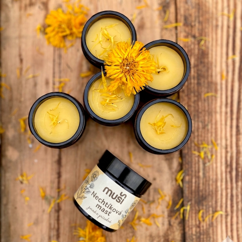 Prírodná nechtíková masť Muši – ručne vyrobená, hojivá, vhodná na citlivú a veľmi suchú pokožku

